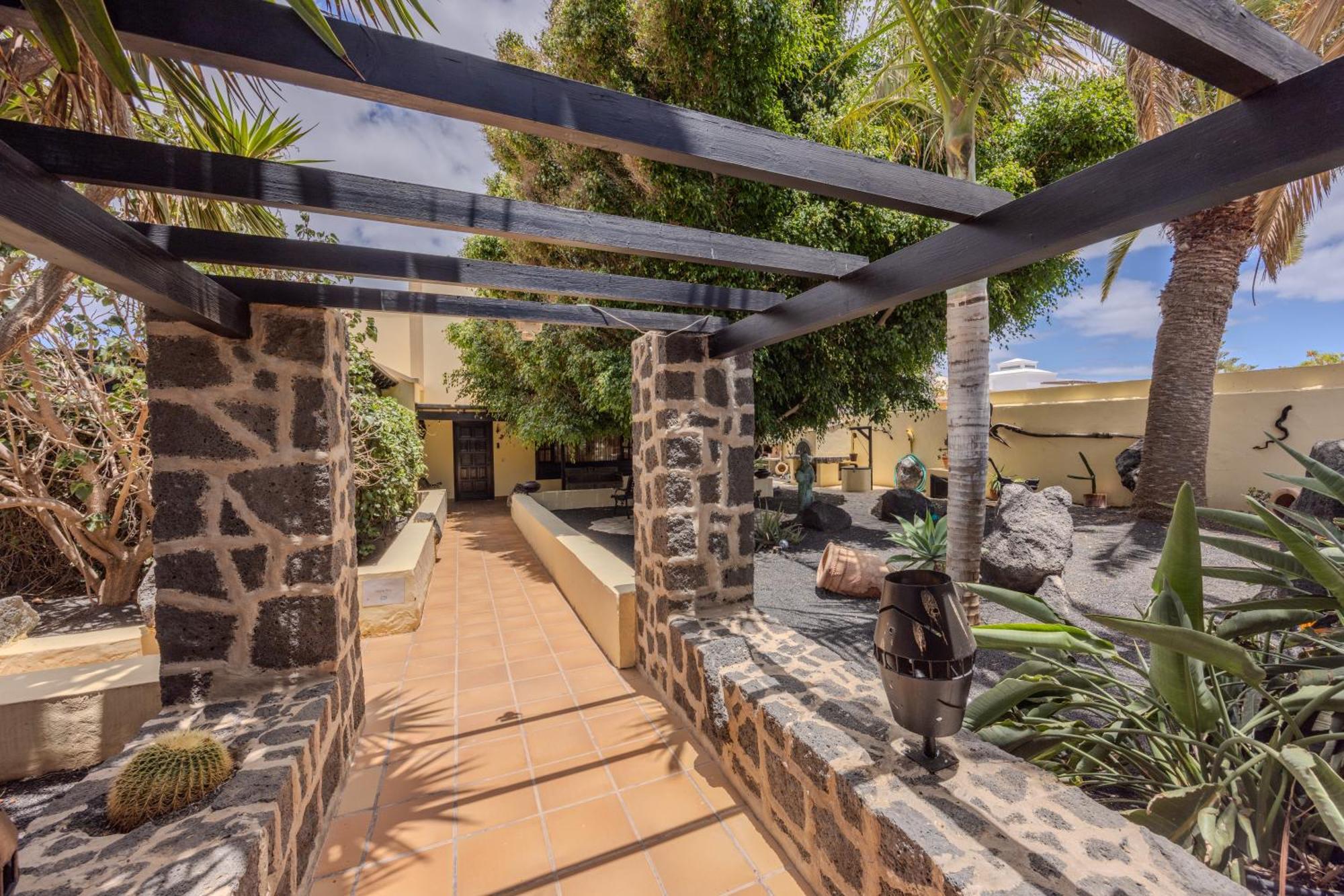 Luxury Canarian Villa With Large Pool In Costa Teguise 外观 照片